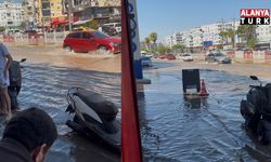 Antalya'da patlayan su borusu caddeyi gölete çevirdi