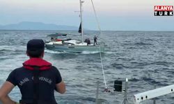 Motoru arızalanıp sürüklenen teknedeki İsrail uyruklu 2 kişiyi Sahil Güvenlik ekipleri kurtardı