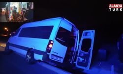 Yağmur suyu tahliye kanalına düşen minibüsteki turist yaralandı