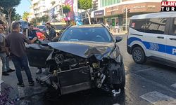 Kırmızı ışık ihlali yapan kamyonet ortalığı savaş alanına çevirdi: 2 yaralı
