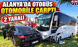 Antalya'da midibüs ile otomobilin çarpışma anı kamerada: 2 yaralı