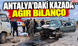 Antalya'da iki kamyonetin karıştığı kazada ağır bilanço