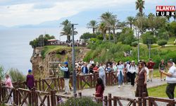 Antalya'da turistler yağmura şemsiye, şelaleye objektif açtılar