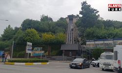 Arkadaşlarıyla şakalaşırken asansörde mahsur kaldılar