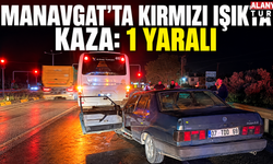 Manavgat'ta kırmızı ışıkta bekleyen otobüse otomobil çarptı: 1 yaralı