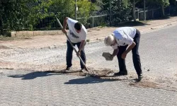 Alanya’da Vatandaş İsyanda: Bozuk Yolu Kendileri Onarıyor!