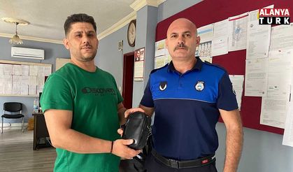 Zabıtanın devriye atarken yerde bulduğu çanta sahibine teslim edildi