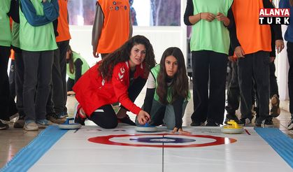 Kız çocukları Floor Curling ile tanıştı