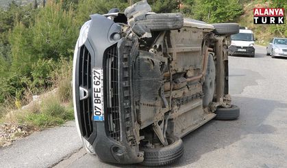 Alanya’da sürücüsünün direksiyon hakimiyetini kaybettiği araç yan yattı