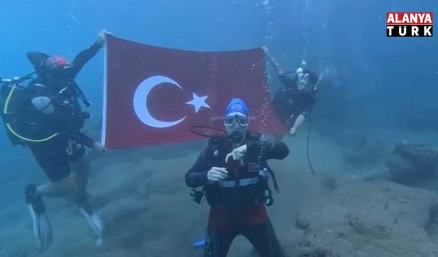 ALANYA'DA DENİZİN ALTINDA İSTİKLAL MARŞI'NI OKUDULAR