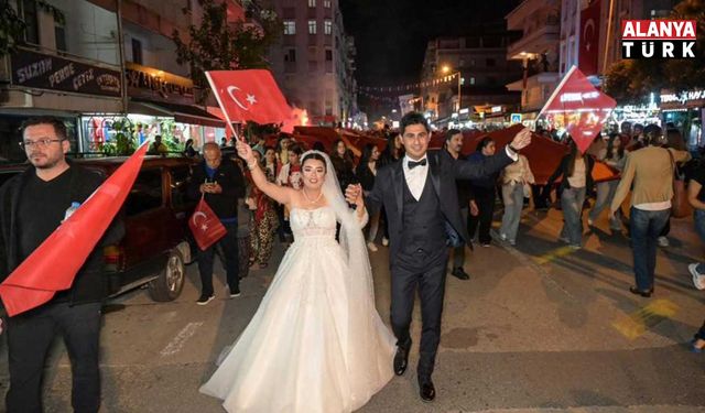 Düğünden önce fener alayına katıldılar