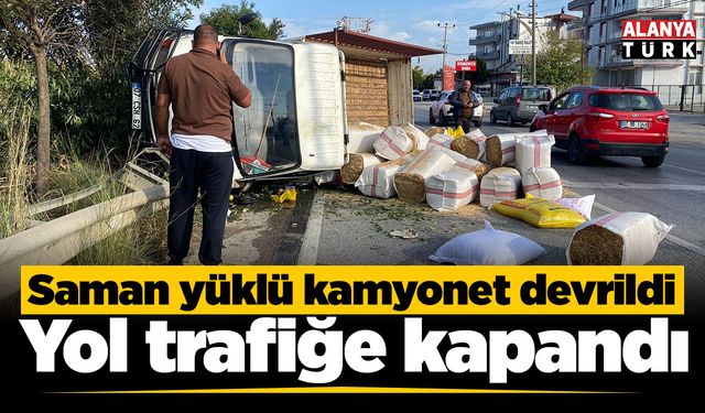 Antalya'da saman yüklü kamyonet devrildi, yol trafiğe kapandı