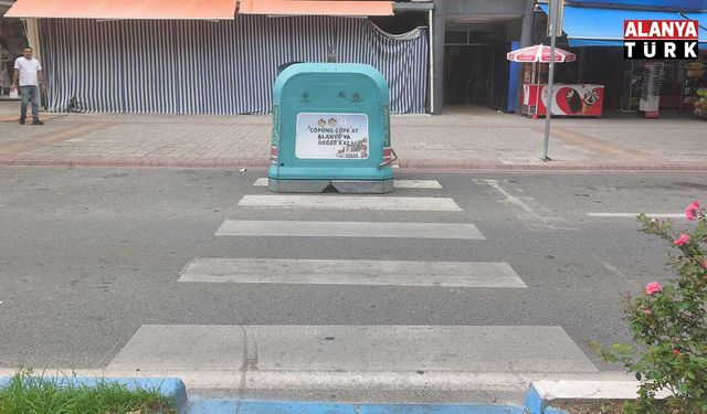 ALANYA’DA YAYA GEÇİDİNİ ÇÖP KONTEYNERİYLE KAPATTILAR!