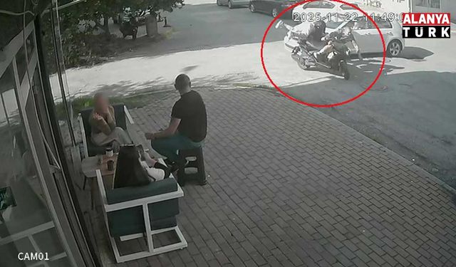 Kasksız yolcu kafasını kaldırıma çarpmaktan kıl payı kurtuldu