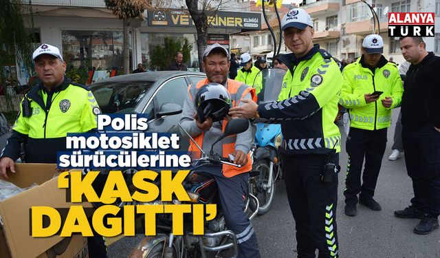 Polis motosiklet sürücülerine kask dağıttı