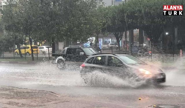 Antalya'da şiddetli yağış etkili oldu