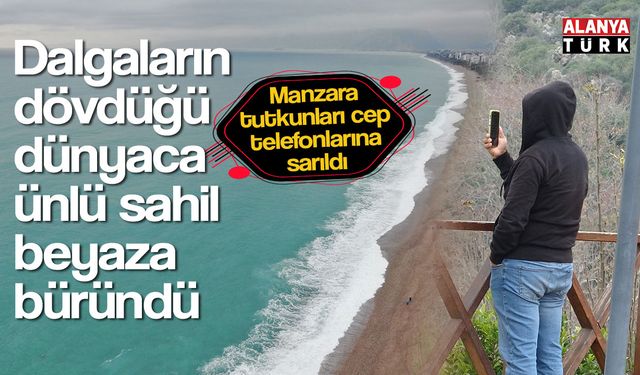 Dalgaların dövdüğü dünyaca ünlü sahil beyaza büründü