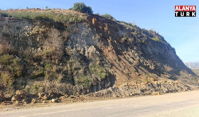 Yol güvenliğini tehdit eden dev kaya parçalanıp kaldırıldı