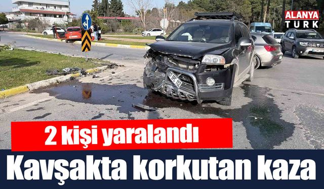 Kavşakta otomobiller çarpıştı; 2 kişi yaralı
