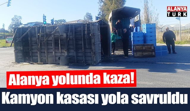 Muz yüklü kamyonun kasası yola savruldu