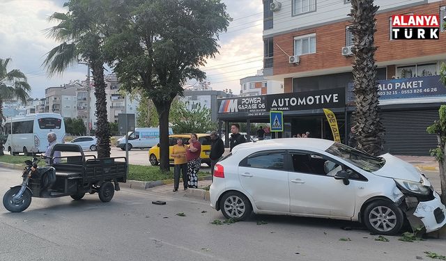 Yaya geçidinden geçen motosiklete çarpmamak için direksiyonu kırınca ağaca çarptı