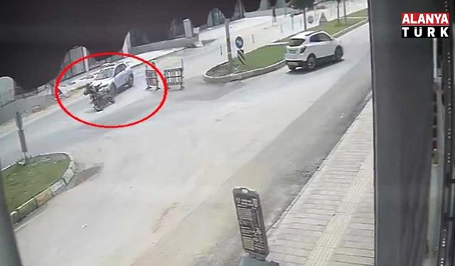 Kaza yapan motosikletli karşı yönden gelen minibüsün altında kaldı