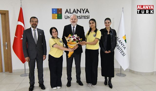 ALANYA ÜNİVERSİTESİ REKTÖRÜ SAĞER, 23 NİSAN’DA ÇOCUKLARLA BİR ARAYA GELDİ
