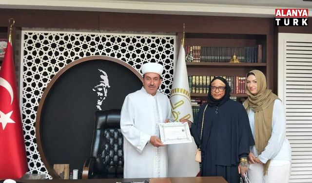 Alman kadın Alanya’da Müslümanlığı seçti