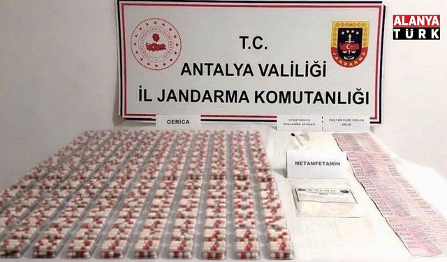 Antalya'da bir araçta yapılan aramada uyuşturucu madde ele geçirildi