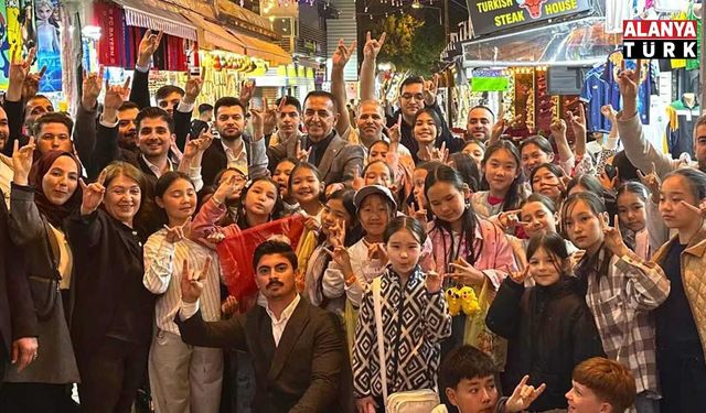 Alanya sokakları al bayrakla donatıldı