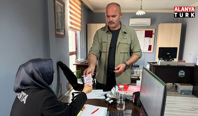 Başkan koruması bankamatikte bulduğu parayı zabıtaya teslim etti