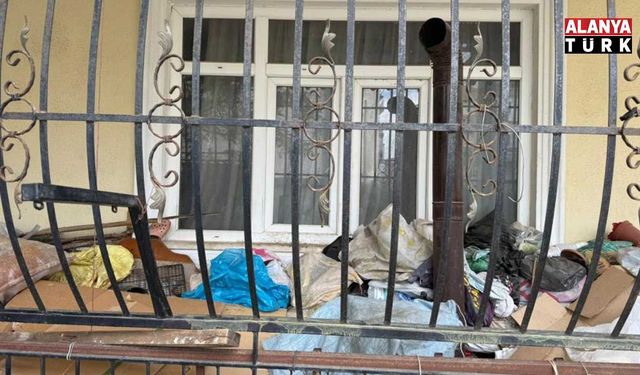 Daire içerisinde ve bahçede biriktirilen çöpler vatandaşı isyan ettirdi