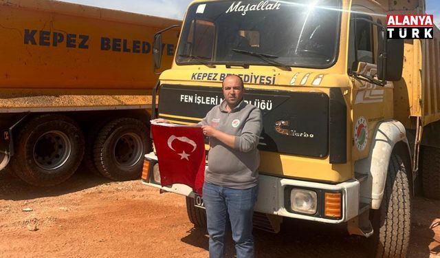 Çöpte bulduğu bayrağı alıp temizleyen ve kamyonuna asan Kepez Belediyesi çalışanına başkandan plaket