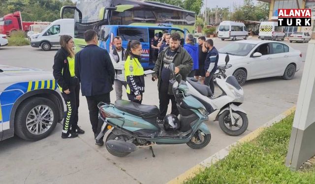 Motorlu bisiklet, motosiklete arkadan çarptı: 2 yaralı