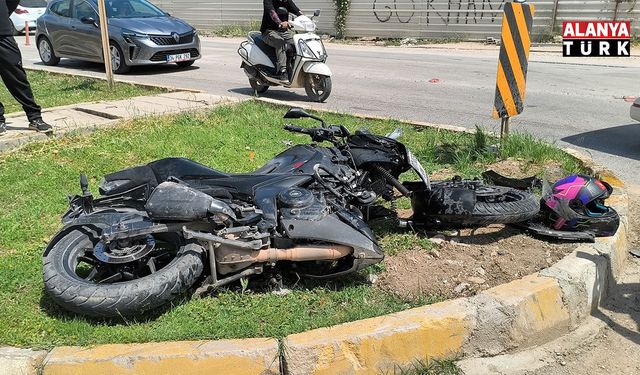 Kaza yapan motosikletli karşı yönden gelen minibüsün altında kaldı
