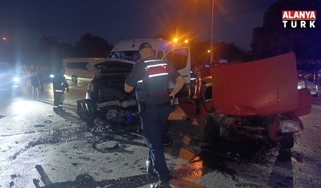 Manavgat'ta tur minibüsü ile otomobil çarpıştı: 4 yaralı