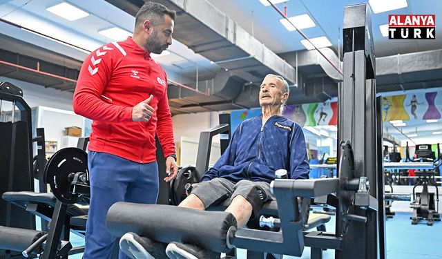 Spor tutkunu 86 yaşındaki 'süper dede', gençlere taş çıkartıyor