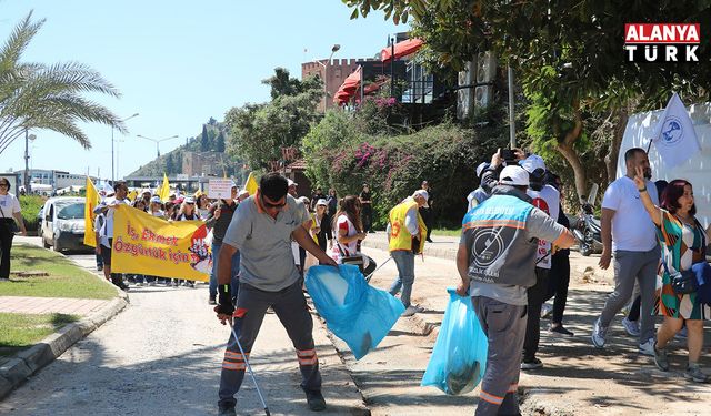 1 Mayıs kutlamalarında yürüyen işçilerle çalışan işçiler aynı karede