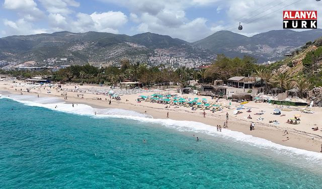 Alanya'da yaz havası sahilleri doldurdu