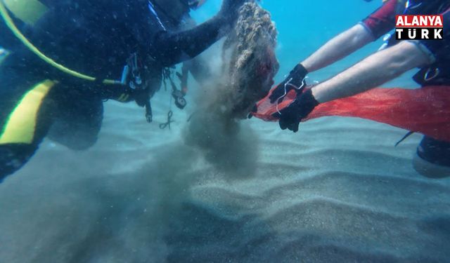 Antalya'da 4 etaptan oluşan deniz dibi temizliğinde yaklaşık 20 ton atık çıkartıldı