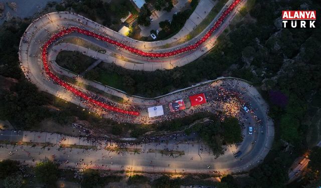 Antalya'da 400 metrelik Türk bayrağıyla fener alayı