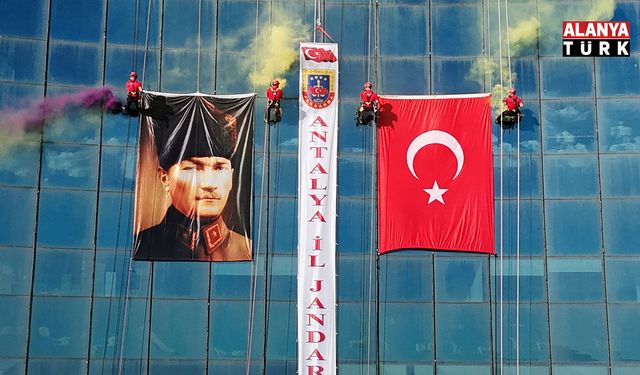 Antalya'da JAK timi, halatla sarktıkları 64 metre yükseklikte Türk bayrağı açtı