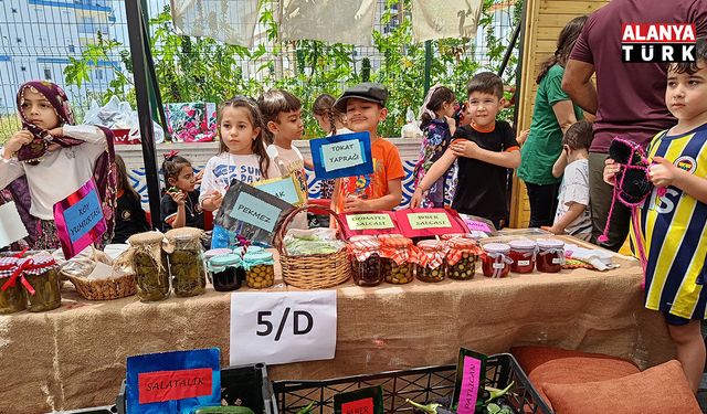 Gazzeli çocuklar için okul bahçesini semt pazarına dönüştürdüler