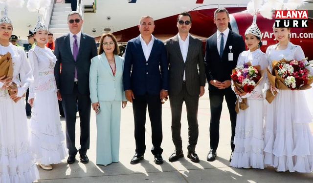 Almatı'dan Gazipaşa-Alanya Havalimanına ilk uçak seferi "su takı" seremonisiyle karşılandı