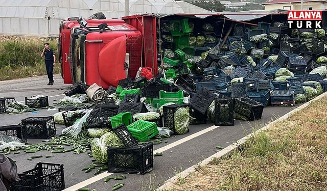 Gazipaşa'da sebze yüklü kamyon ile motosiklet çarpıştı: 3 yaralı