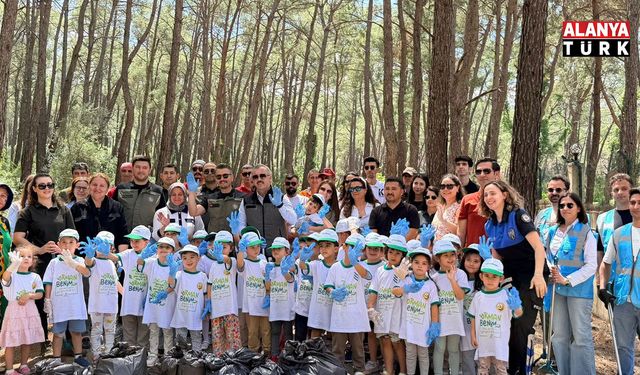 Kemer'de minik ellerden çevre temizliği