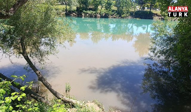 Manavgat Irmağı'nda kaynağı belirlenemeyen görüntü endişelendiriyor