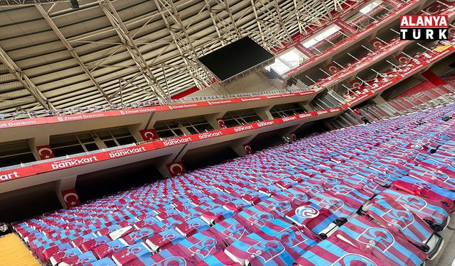 Trabzon Büyükşehir Belediyesi, Antalya Stadyumu'nu bayraklarla donattı