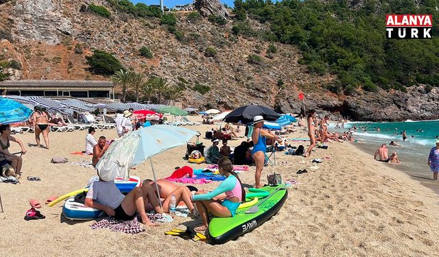 Alanya'da hava 32, deniz 26 dereceyi gördü, turistler sahillere akın etti