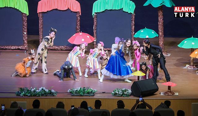 Manavgat'ta "Alis Harikalar Diyarında" müzikali sahnelendi
